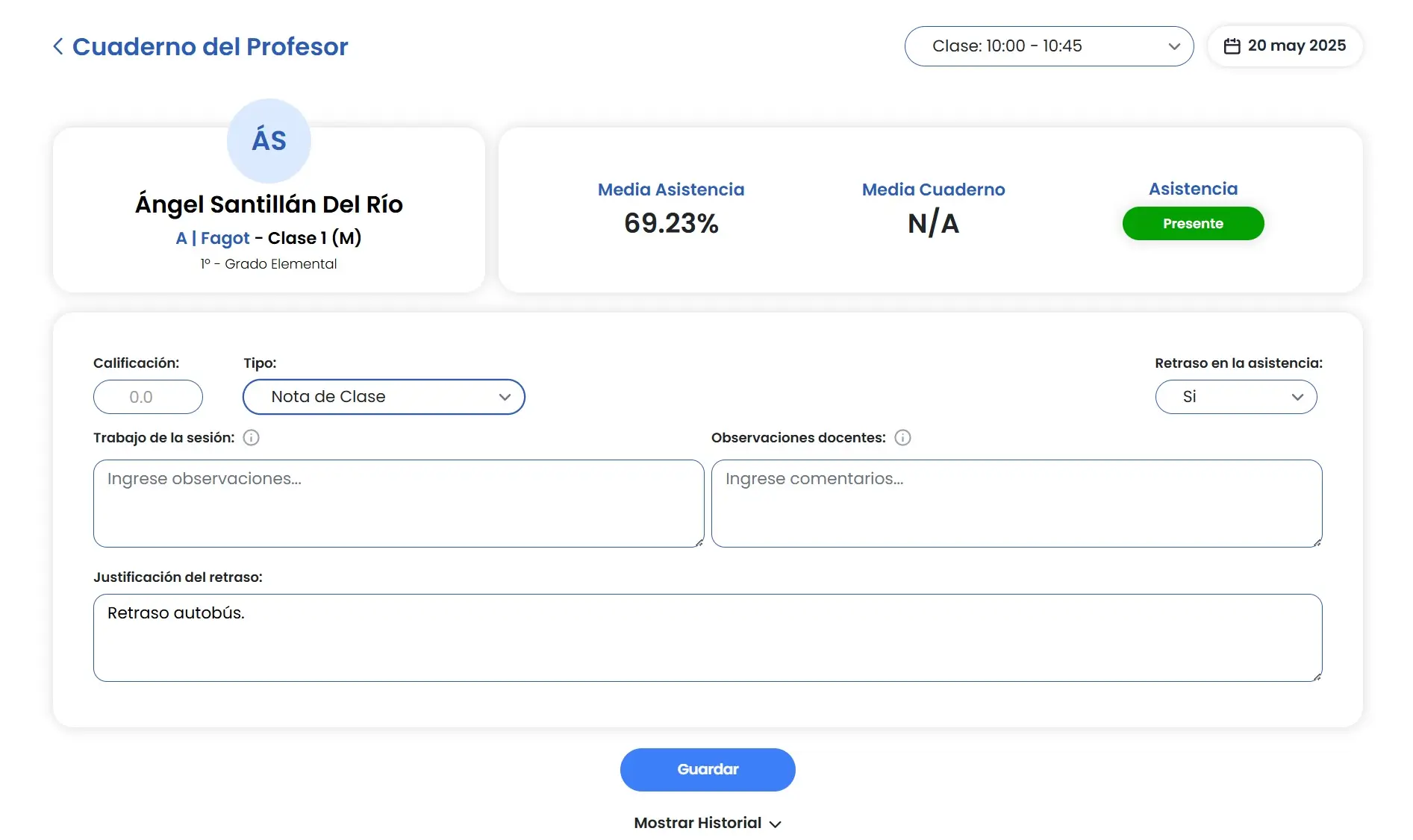 Panel de registro de asistencia de Amadeus con listado de alumnos y opciones de marcar presente, ausente o tarde