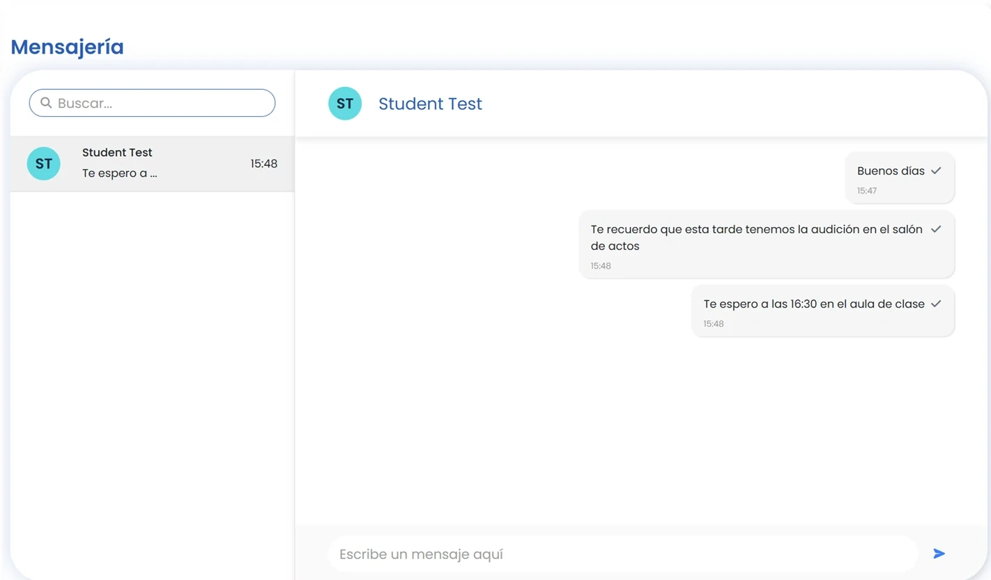 Chat en tiempo real de Amadeus con conversaciones entre profesores y familias