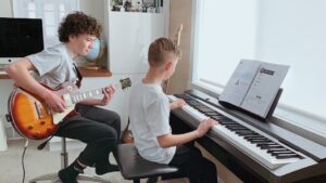 Niños practicando música con instrumentos